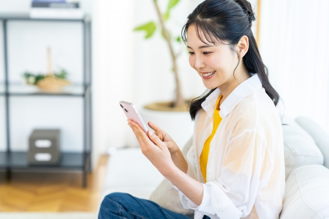 LINEでビデオ通話する女性